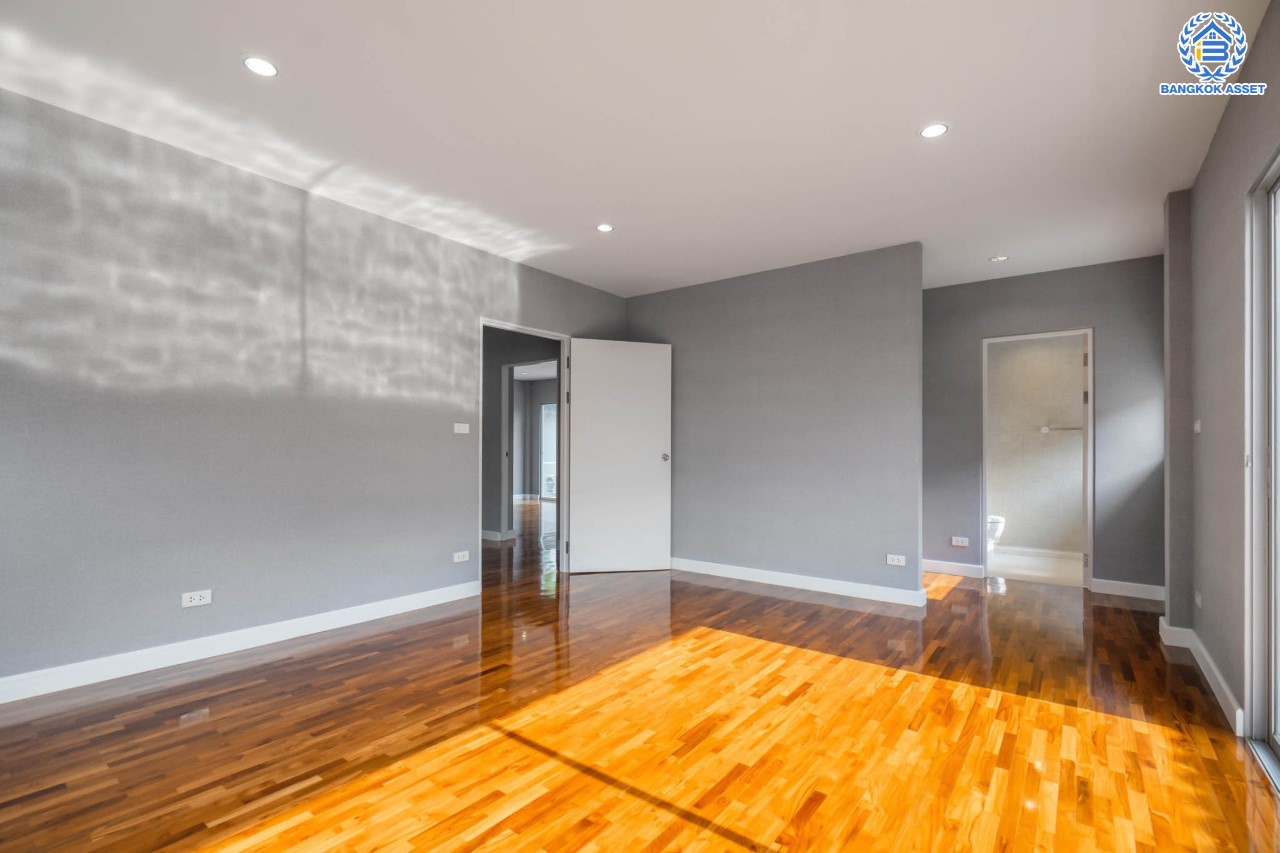 บ้านมือสองตกแต่งใหม่ ม.โนเบิลจีโอ วัชรพล ดีไซน์สุดโดดเด่น เนื้อที่ 65.2 ตร.ว. ฟังก์ชันจัดเต็ม 3 ห้องนอน 5 ห้องน้ำ (ห้องนอนทุกห้องมีห้องน้ำในตัว) 1 ห้องแม่บ้าน จอดรถได้ 2 คัน บนทำเลเดินทางสะดวก ใกล้เซ็นทรัลรามอินทรา, ห้าแยกวัชรพล, จุดขึ้นทางด่วน "ฉลองรัช" และรถไฟฟ้าสายสีชมพู "สถานีวัชรพล"